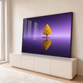 Árvore amarela solitária em pequena ilha refletida em lago sob céu roxo com pássaros, quadro decorativo