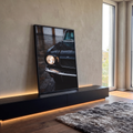 Frente de carro clássico preto molhado de chuva com farol aceso e para-choque cromado, quadro decorativo