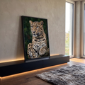 Leopardo de olhos azuis sentado em galho com fundo de floresta verde, pintura realista, quadro decorativo