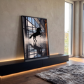 Silhueta preta de cavalo empinado com reflexo em piso espelhado de prédio de vidro e névoa, quadro decorativo