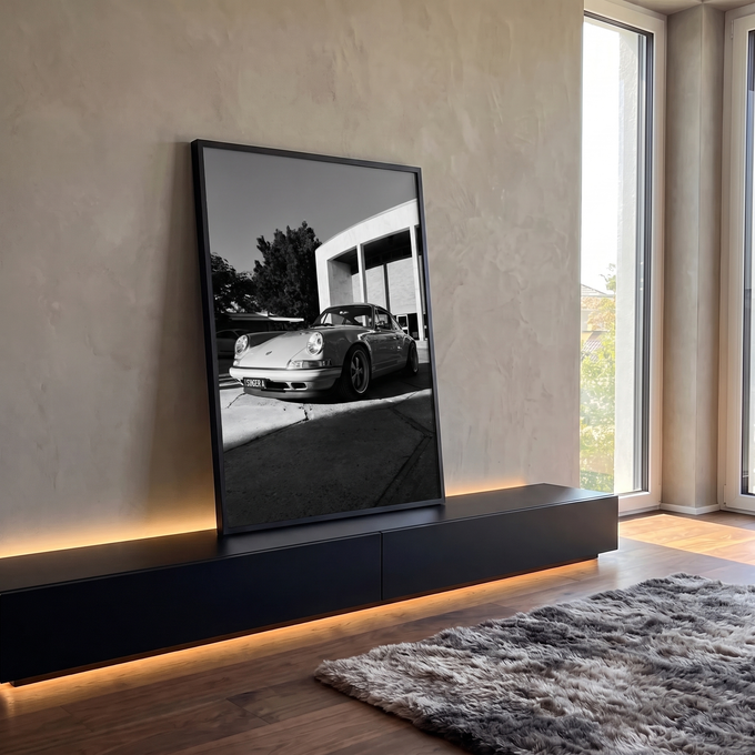 Porsche 911 Singer clássico em fotografia preto e branco diante de prédio moderno, quadro decorativo