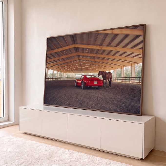 Ferrari clássica vermelha ao lado de cavalo marrom em picadeiro coberto de haras, quadro decorativo
