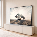 Três cavaleiras saltam a cavalo sobre um Porsche clássico no deserto, contra a luz do sol, quadro decorativo