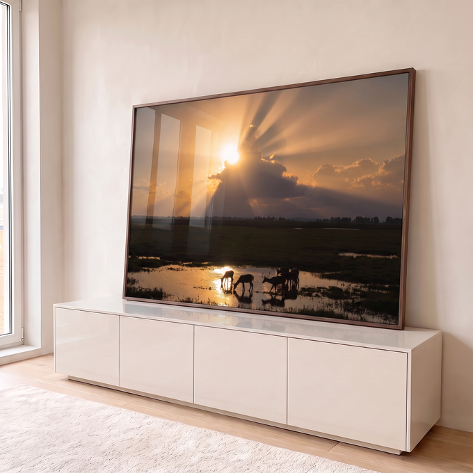 Quadro Decorativo Grande Veados na Lagoa para Sala Laranja | quadros decorativos para sala | veados silhuetados bebendo água numa lagoa ao pôr do sol com raios de luz | em Quadros para Sala | Porao dos Quadros