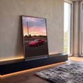 Ferrari F40 vermelha estacionada sob céu rosa do pôr do sol com avião ao fundo, quadro decorativo