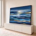 Abstrato de mar em camadas horizontais azuis, turquesa e douradas com brilho no horizonte, quadro decorativo