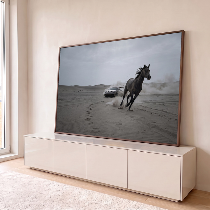 Quadro Decorativo Grande Cavalo Correndo Cinza para Sala | quadros decorativos para sala | cavalo cinza correndo no deserto com carro esportivo derrapando ao fundo | em Quadros para Sala | Porao dos Quadros