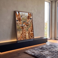 Duas girafas adultas beijando filhote em pintura estilo óleo com fundo de savana, quadro decorativo