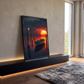 Quadro Decorativo Grande Gaivota e Barco para Sala Laranja | quadros decorativos para sala | pôr do sol alaranjado com gaivota em poste e barco de madeira preso no píer | em Quadros para Sala | Porao dos Quadros