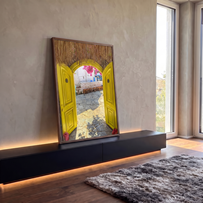 Porta amarela em arco com teto de palha, pátio de pedra e buganvílias rosa em vila grega, quadro decorativo