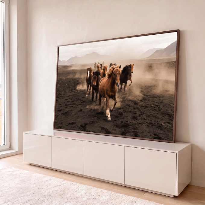 Quadro Decorativo Grande Cavalos Selvagens Manada para Sala | quadros decorativos para sala | manada de cavalos correndo em terreno escuro com poeira e montanhas ao fundo | em Quadros para Sala | Porao dos Quadros