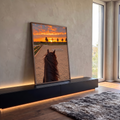 Cavalo castanho visto da sela em arena de areia com céu laranja de pôr do sol, quadro decorativo