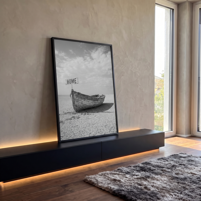 Barco de madeira envelhecido com placa HOME sobre terra rachada em preto e branco, quadro decorativo