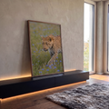 Leopardo de olhar fixo caminhando por campo verde com flores azuis, fotografia realista, quadro decorativo