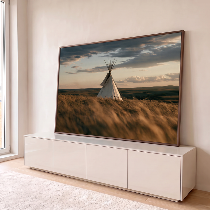 Quadro Decorativo Tipi Branca no Campo ao Entardecer | quadros decorativos para sala | tenda tipi branca em colina com grama dourada ao entardecer | em Quadros para Sala | Porao dos Quadros