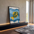 Peixe feito de folhas verdes e amarelas nadando entre ondas de papel azul com bolhas, quadro decorativo