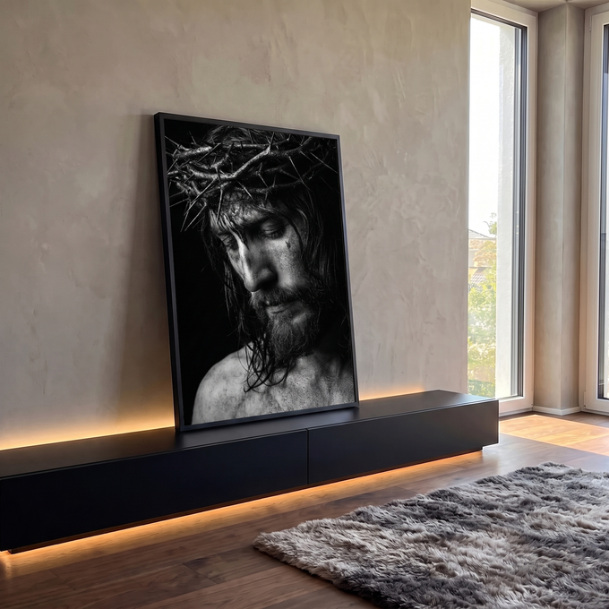 Quadro Decorativo Grande Jesus Cristo Preto para Sala | quadros decorativos para sala | retrato de Jesus Cristo com coroa de espinhos em preto e branco, olhar baixo e sofrido | em Quadros para Sala | Porao dos Quadros