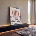 Elefantinho de boina em balão de ar quente listrado entre nuvens azuis e estrelas, quadro decorativo