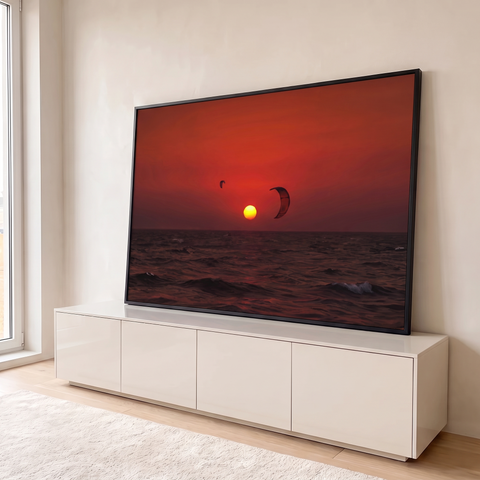 Pôr do sol vermelho com sol dourado no horizonte e pipas de kitesurf sobre o mar, quadro decorativo