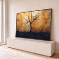 Árvore escura com galhos e raízes sobre fundo dourado craquelado e base preta, quadro decorativo