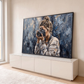 Pintura a óleo com espátula de mulher de coque fotografando com câmera, fundo azul e cinza, quadro decorativo