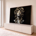 Busto de Medusa em mármore com cobras douradas e escritas no rosto sobre fundo preto, quadro decorativo