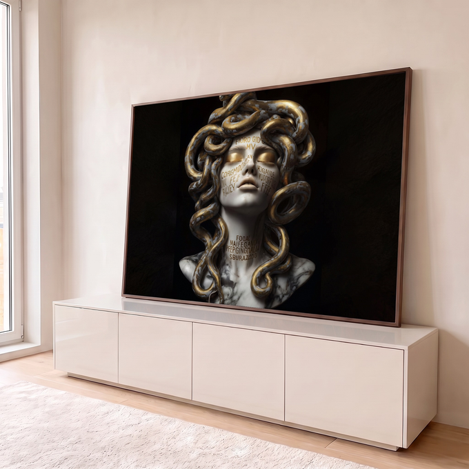 Busto de Medusa em mármore com cobras douradas e escritas no rosto sobre fundo preto, quadro decorativo
