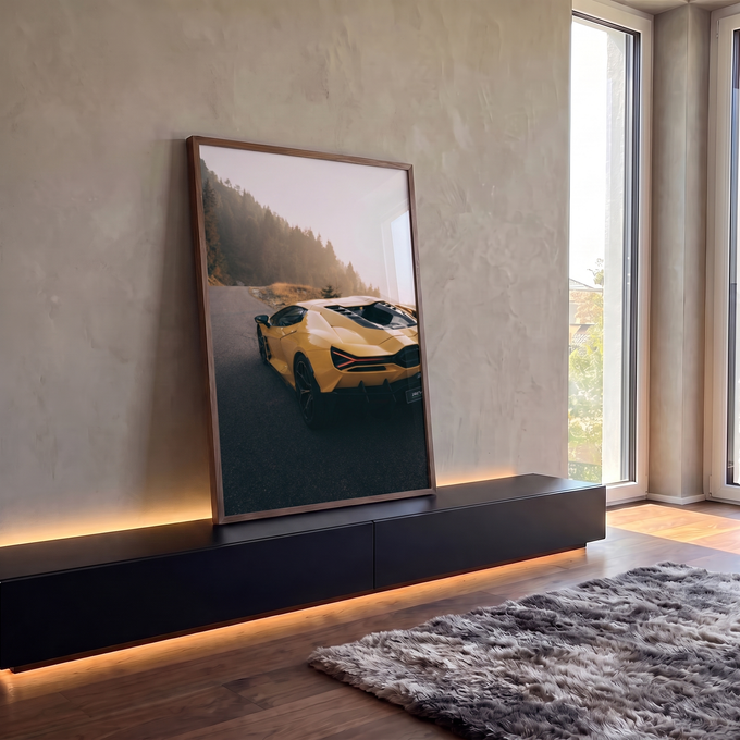 Carro esportivo amarelo visto de trás em estrada de montanha com pinheiros e neblina, quadro decorativo