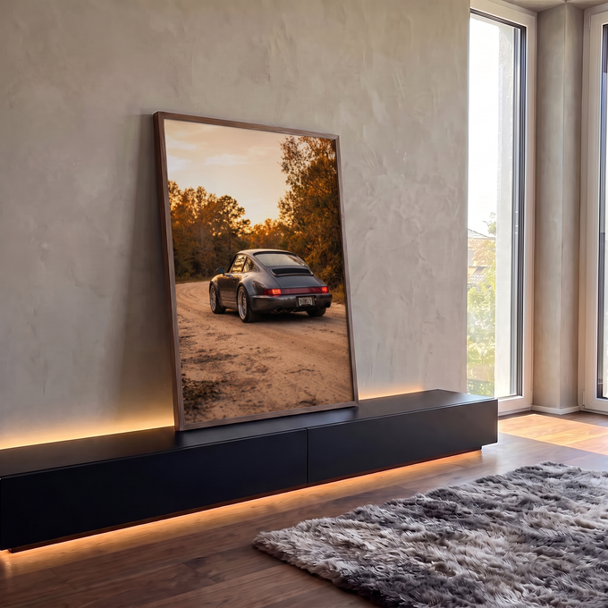 Porsche 911 cinza de traseira em estrada de terra com árvores de outono ao pôr do sol, quadro decorativo