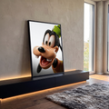 Cachorro de desenho animado em 3D realista sorrindo, com chapéu verde e fundo branco, quadro decorativo