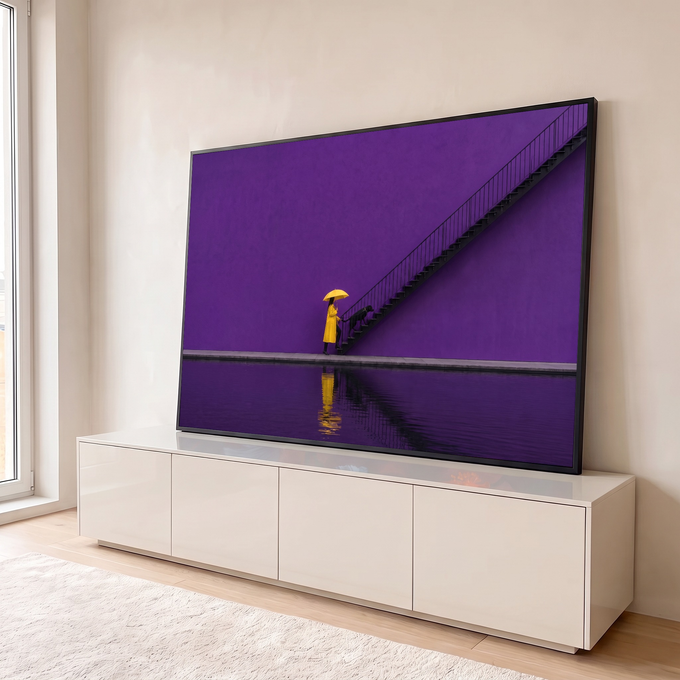 Quadro Decorativo Grande Mulher de Amarelo para Sala Roxo | quadros decorativos para sala | mulher de capa e guarda-chuva amarelos com cão preto ao lado de escada sobre fundo roxo | em Quadros para Sala | Porao dos Quadros