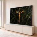 Jesus crucificado em cruz dourada sobre fundo de mármore preto esverdeado com veios dourados, quadro decorativo