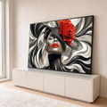 Quadro Decorativo Grande Mulher com Rosa para Sala Preto | quadros decorativos para sala | mulher em preto e branco com chapéu ondulado, rosa vermelha e lábios vibrantes | em Quadros para Sala | Porao dos Quadros