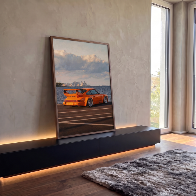 Porsche 911 RWB laranja com aerofólio estacionado à beira-mar, skyline ao fundo, quadro decorativo