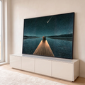 Casal sentado em píer de madeira olhando estrela cadente sobre lago noturno estrelado, quadro decorativo