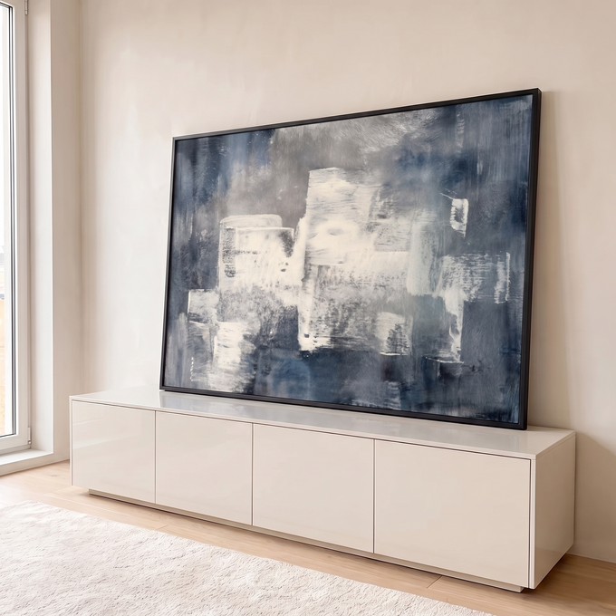 Pintura abstrata com blocos brancos em pinceladas texturizadas sobre fundo azul-cinza, quadro decorativo