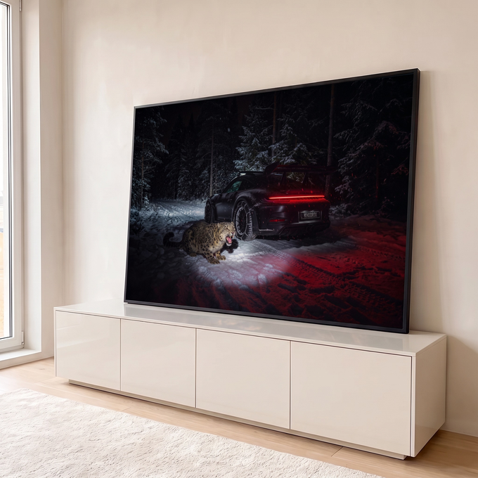 Porsche 911 preto na floresta nevada à noite com leopardo-das-neves rugindo e luz vermelha, quadro decorativo