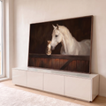 Cavalo branco encosta o focinho num gatinho tigrado sobre porteira de madeira do estábulo, quadro decorativo