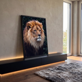 Leão de juba ruiva e olhar sério em close sobre fundo verde escuro, quadro decorativo
