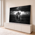 Rinoceronte caminhando de frente na savana sob nuvens de tempestade em preto e branco, quadro decorativo