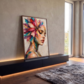 Mulher de perfil com olhos fechados, flor de pétalas coloridas e folha de ouro em óleo, quadro decorativo