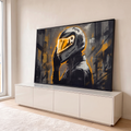 Piloto de corrida com capacete branco e viseira laranja neon em grafite cinza e preto, quadro decorativo