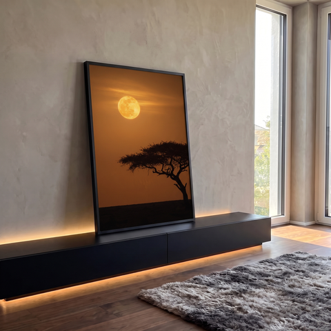 Lua cheia dourada sobre acácia em silhueta na savana africana com céu laranja, quadro decorativo