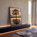 Árvore frondosa verde às margens de lago refletida na água ao pôr do sol laranja, quadro decorativo