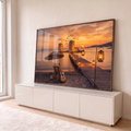 Quadro Decorativo Grande Pôr do Sol Violão para Sala Laranja | quadros decorativos para sala | pôr do sol dourado com moinhos de vento, píer iluminado e violão na praia | em Quadros para Sala | Porao dos Quadros