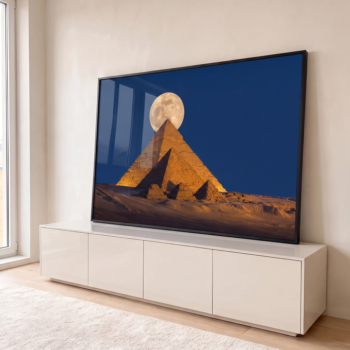 Pirâmides de Gizé iluminadas em dourado com lua cheia no topo e céu azul noturno, quadro decorativo