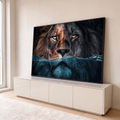 Rosto de leão com um olho azul e outro âmbar, focinho mergulhado na água, fundo escuro, quadro decorativo