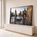 Corvette prata clássico no portão de fábrica de tijolos, piso molhado e luz do entardecer, quadro decorativo