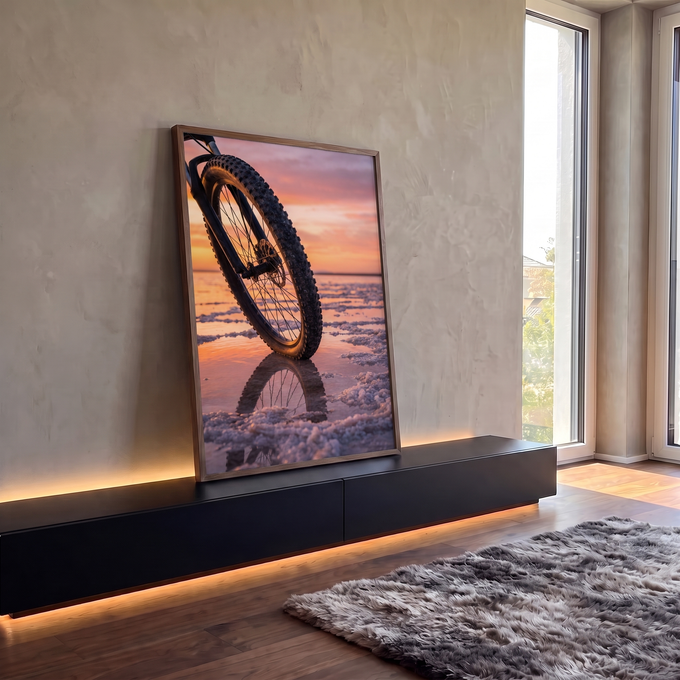 Roda de mountain bike refletida na água da salina ao pôr do sol laranja e rosa, quadro decorativo
