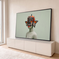 Mulher negra com coroa de borboletas monarca e batom laranja em fundo verde-sálvia, quadro decorativo